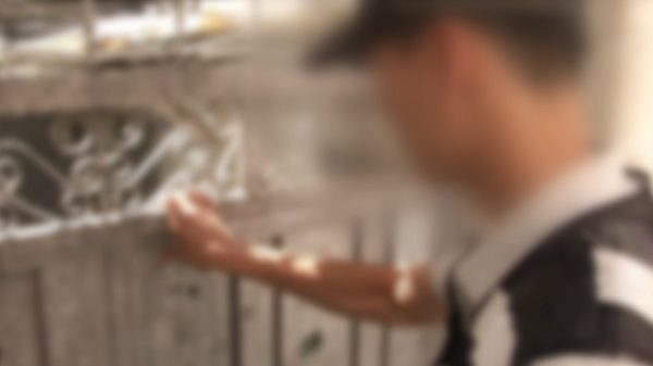 "압수수색 왔다" 믿고 열어준 문…AI 위조 신분증 들고 온 30대 강도