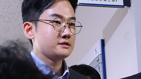 의사 집안서 홀로 비의사… '음료 투척 자작극' 전 후보의 비뚤어진 콤플렉스