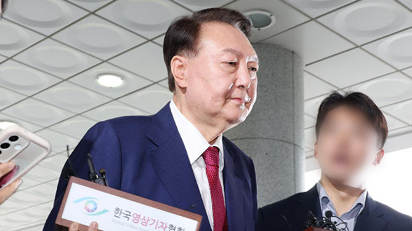 법원 출석 중인 윤 전 대통령(출처=JTBC)