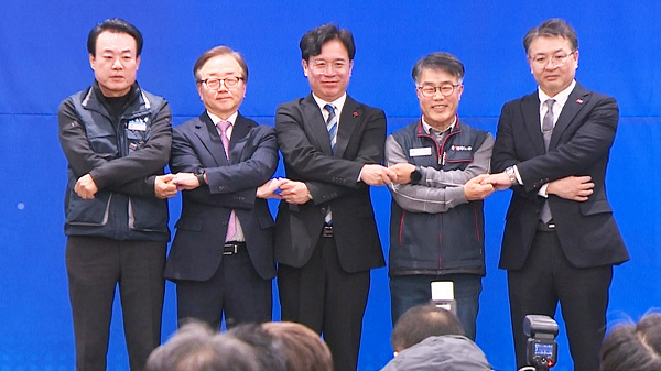 퇴근 후 탁구 치고 세 아이 놀아주는 '주 4.5일제' 회사원들 - 뉴스 썸네일 이미지