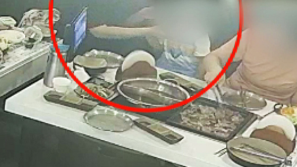무한리필 뷔페에 아이 도시락 챙겨온 손님…"안 먹였다" vs "먹였다" 공방