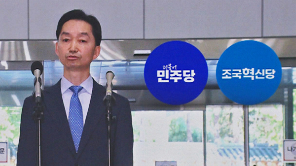 지지율 떨어져 엎드린 민주당 vs 선명성으로 찌르는 조국혁신당