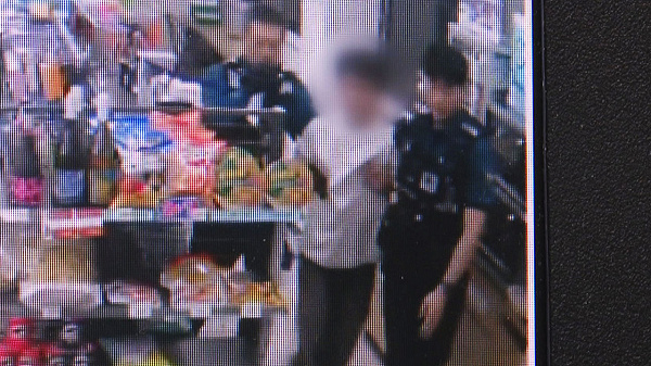 “살려주세요!” 20대 비명에 주민들 뛰어나오자... 흉기 찌르고 튄 10대