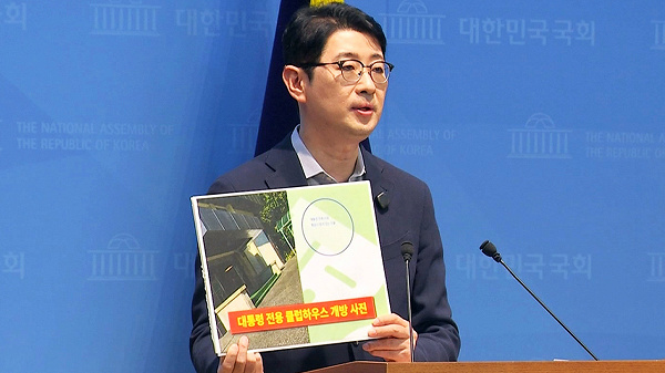 붕괴 사고 날 골프 친 대통령? 청와대 "사적 일정의 정치 공방 유감"